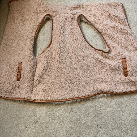 Wanna This Womens M Tan Asymmetric 2 Pocket So Soft Wooly Furry Satin Trim Vest - Picture 11 of 14